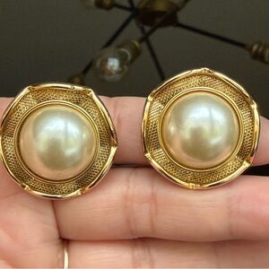VINTAGE | Fluted Edge Faux Cream Pearl Gold Tone Large Clip On Earrings